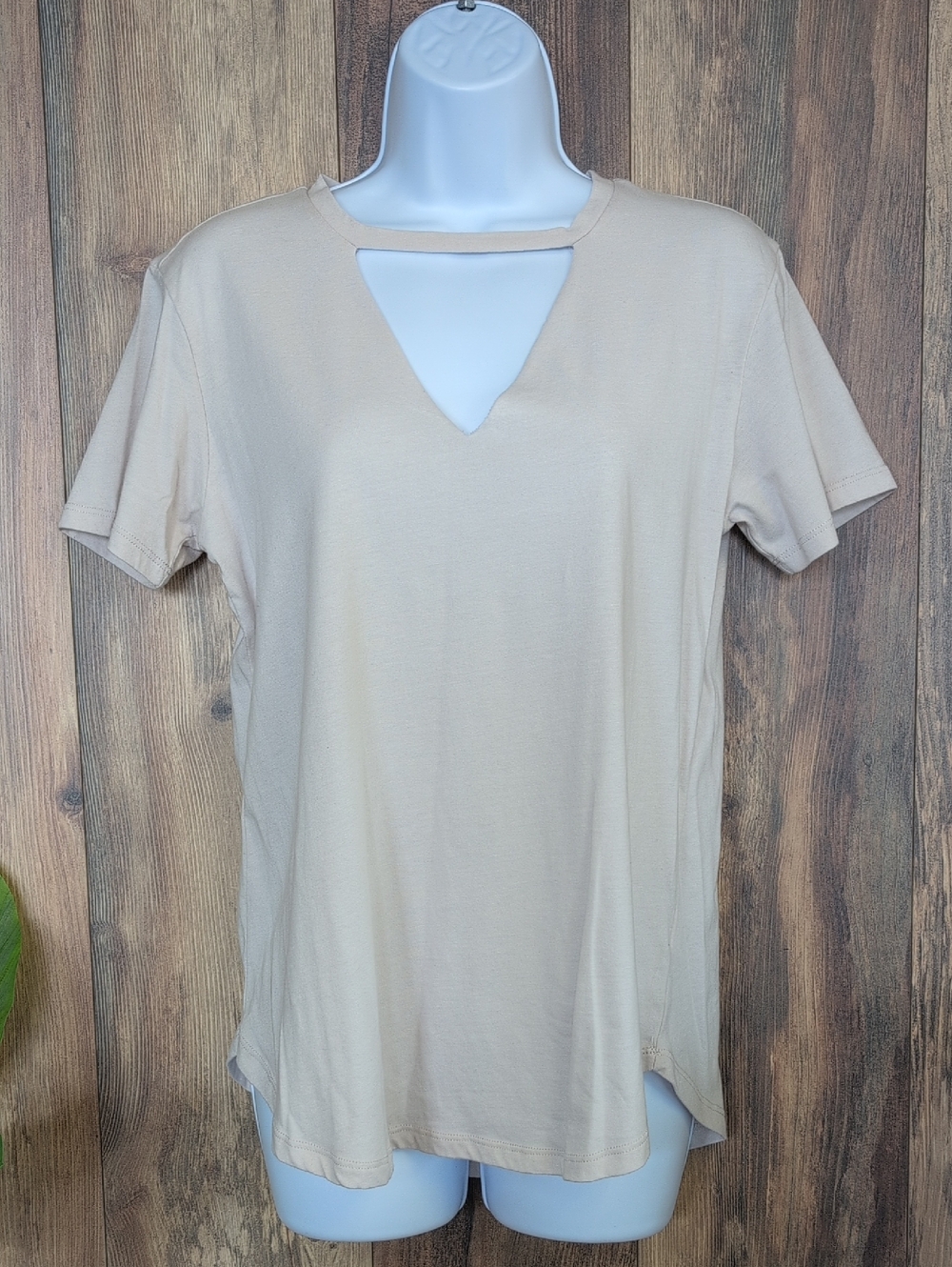 White Crow Cream Short-Sleeve V-Neck Cutout Tee M            Q228